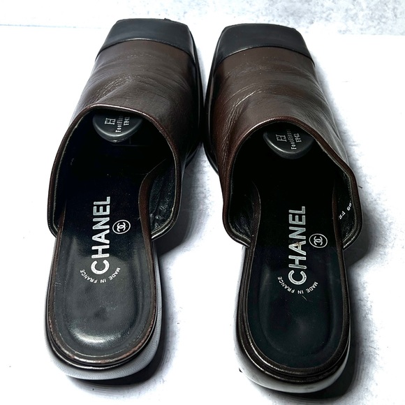 Vintage CHANEL slides in brown leather with black toecap - Picture 4 of 5